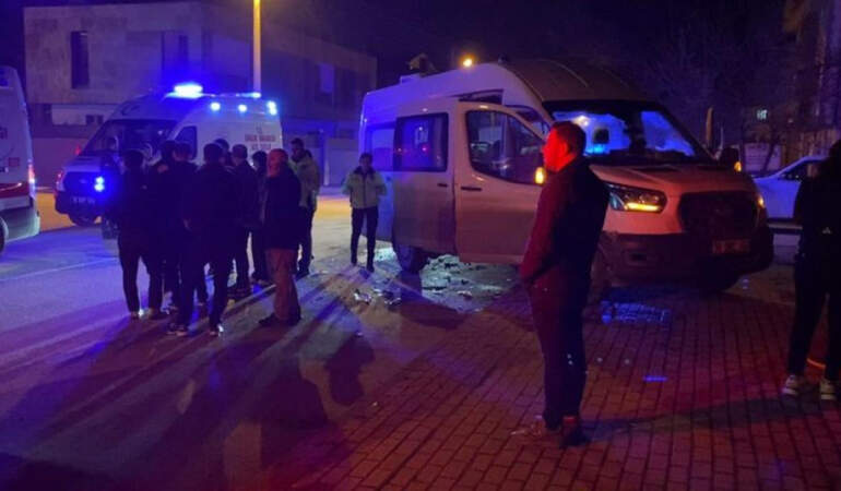 Servis Minibüsü İle Otomobil Çarpıştı, 9 Yaralı