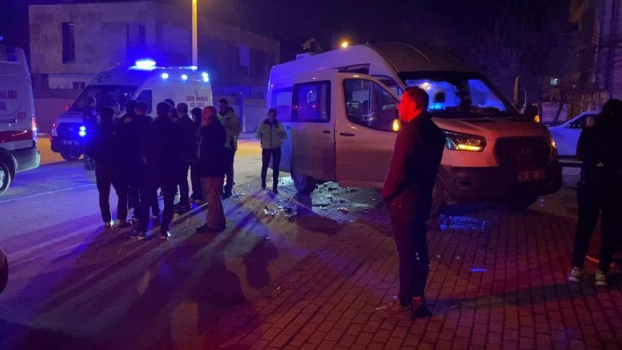 Servis Minibüsü İle Otomobil Çarpıştı, 9 Yaralı