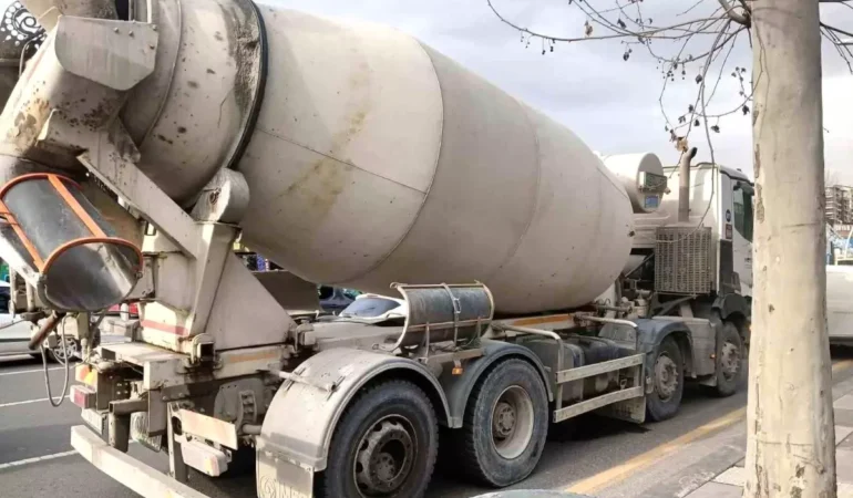 Ankara’da Beton Mikserinden Tekerlek Koptu