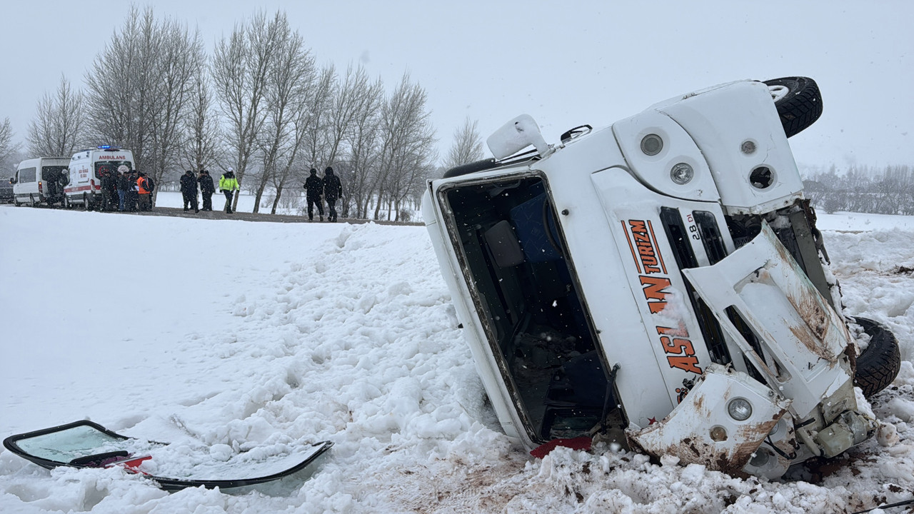 Sivas’ta Öğrenci Servisi Şarampole Devrildi