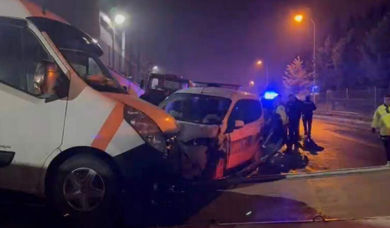 Sultanbeyli’de Trafik Kazası, 2’si Polis 3 Yaralı
