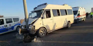 Tarım İşçilerini Taşıyan Minibüs Direğe Saplandı! 15 Yaralı