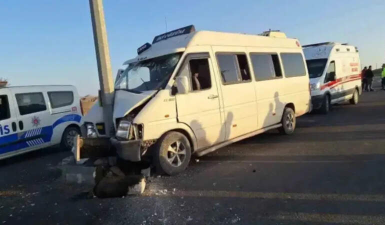 Tarım İşçilerini Taşıyan Minibüs Direğe Saplandı! 15 Yaralı