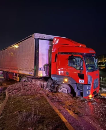 Manisa’da Tır Kazası: 2 Araç Hasar Gördü