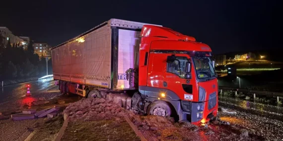 Manisa’da Tır Kazası: 2 Araç Hasar Gördü