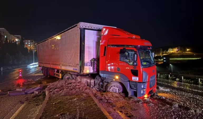 Manisa’da Tır Kazası: 2 Araç Hasar Gördü