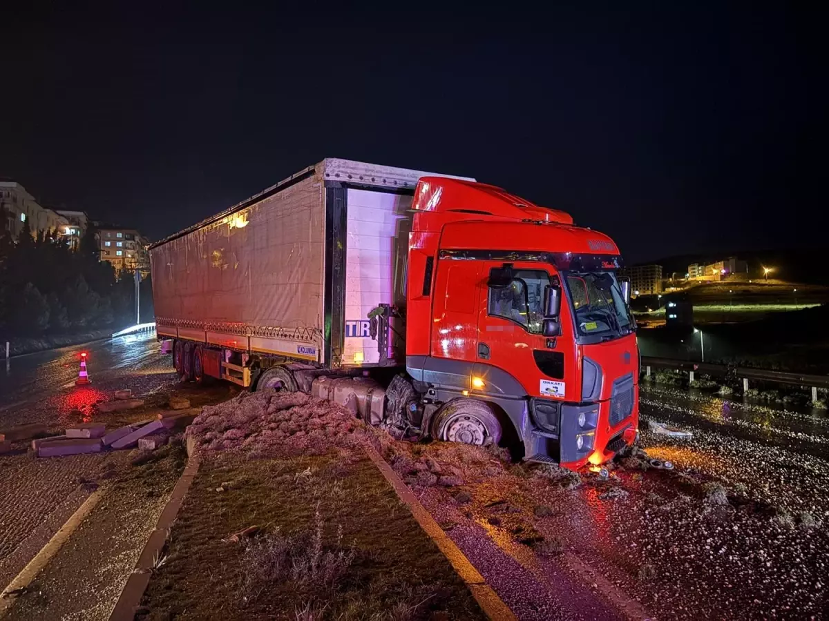 Manisa’da Tır Kazası: 2 Araç Hasar Gördü