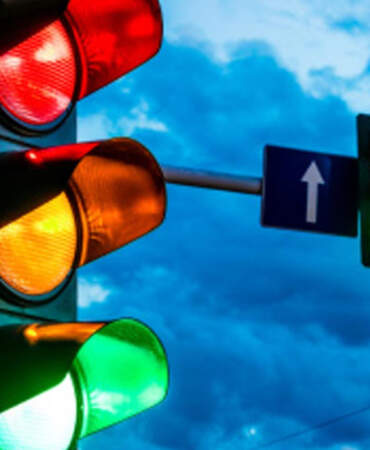 Trafik Lambalarına 4. Renk Geliyor: Kırmızı, Sarı, Yeşil ve…