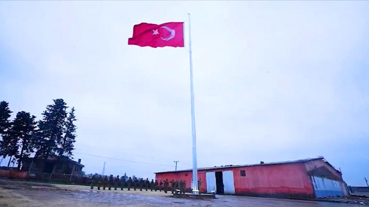 Türk Bayrağına Saldırıya Kararlı Yanıt: Hudut Karakoluna Dev Bayrak Çekildi