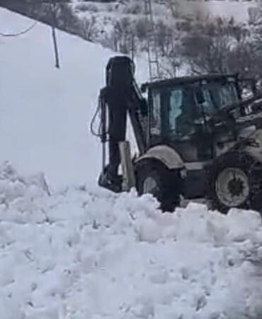 Van’da Kar Temizliği Sırasında Çığ Kabusu! Saniyelerle Kurtuldular