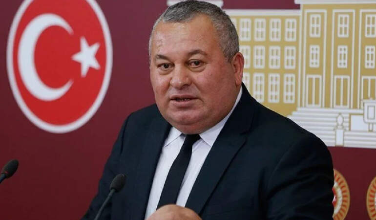 Cemal Enginyurt trafik kazası geçirdi