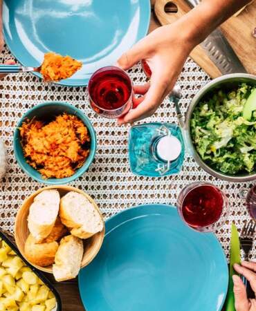Sadece tasarım değilmiş: Yemek tabaklarının renkli olmasının nedeni varmış
