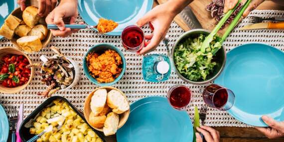 Sadece tasarım değilmiş: Yemek tabaklarının renkli olmasının nedeni varmış