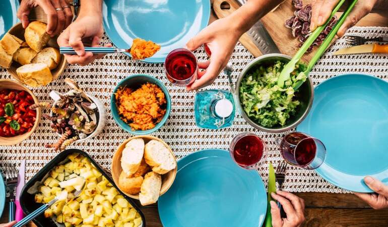 Sadece tasarım değilmiş: Yemek tabaklarının renkli olmasının nedeni varmış