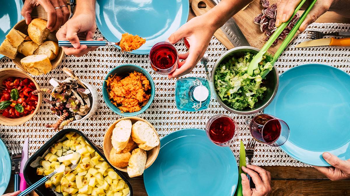 Sadece tasarım değilmiş: Yemek tabaklarının renkli olmasının nedeni varmış
