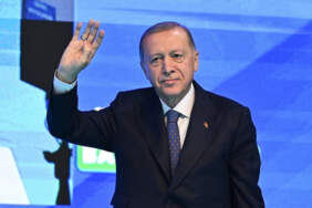 Vali Gül paylaştı: Erdoğan’ın hiç görülmemiş gençlik fotoğrafları ortaya çıktı! Erdoğan kaç yaşında