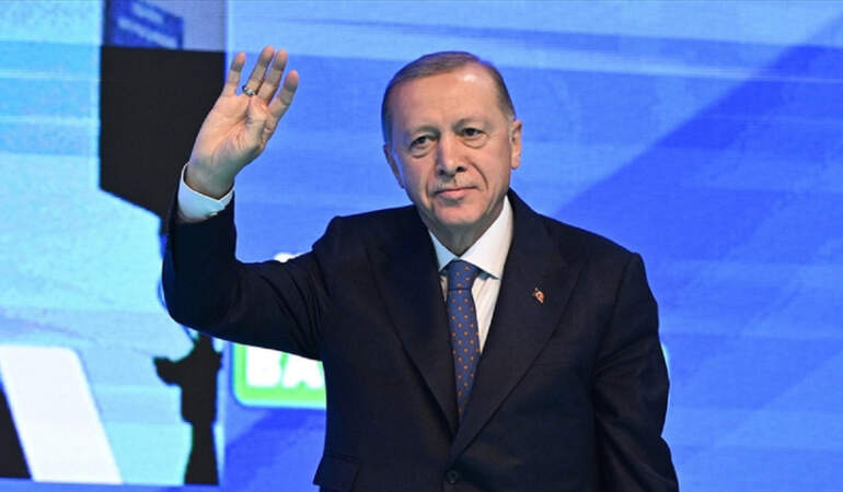 Vali Gül paylaştı: Erdoğan’ın hiç görülmemiş gençlik fotoğrafları ortaya çıktı! Erdoğan kaç yaşında