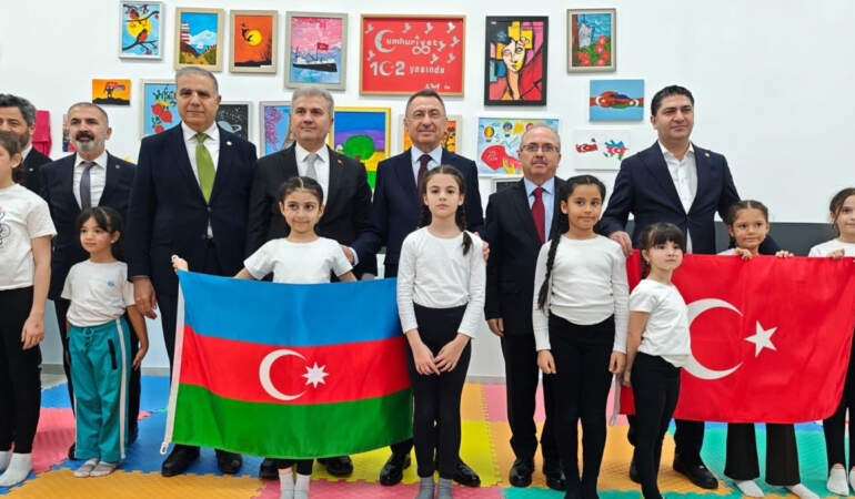 TBMM Dışişleri Komisyonu Heyeti Bakü’de Türk okullarını gezdi
