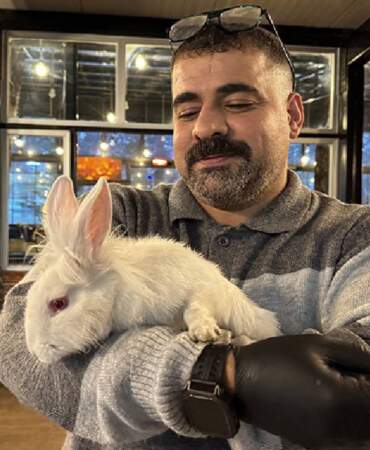 Kedinin ağzından alındı, kısa zamanda toparladı! Şimdilerde kafenin en sevilen üyesi…