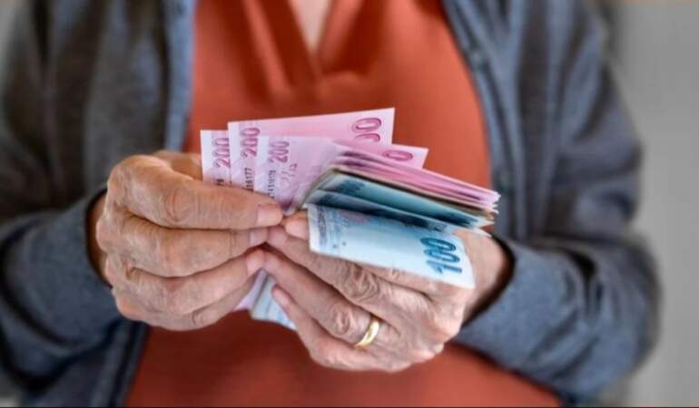 Emeklilerin ‘eşit maaş’ talebi AYM’de