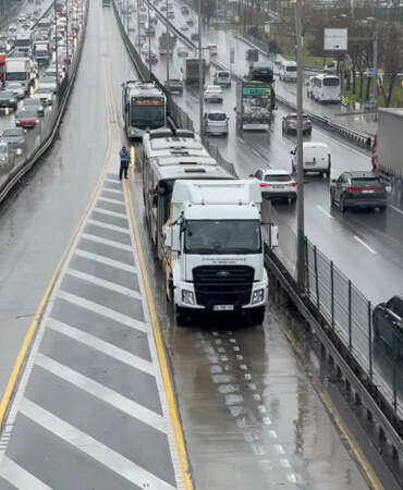 Avcılar’da 2 metrobüs çarpıştı: Yaralılar var