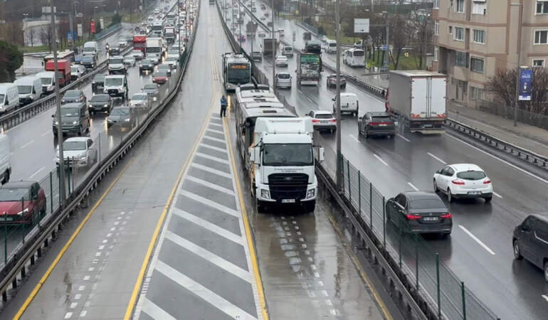Avcılar’da 2 metrobüs çarpıştı: Yaralılar var