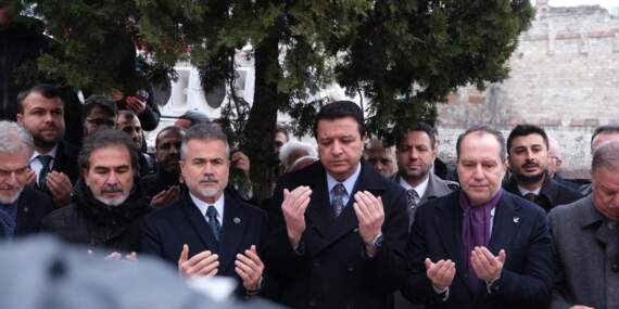 Necmettin Erbakan’ın kabrinde anlamlı buluşma: Arıkan ve Fatih Erbakan ilk kez birlikte