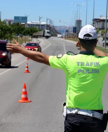 Resmi Gazete’de yayımlandı, cezalar katlandı: İşte 2026 yılı kalem kalem yeni trafik cezaları listesi