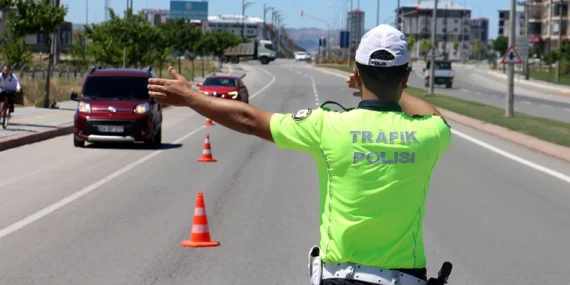 Resmi Gazete’de yayımlandı, cezalar katlandı: İşte 2026 yılı kalem kalem yeni trafik cezaları listesi