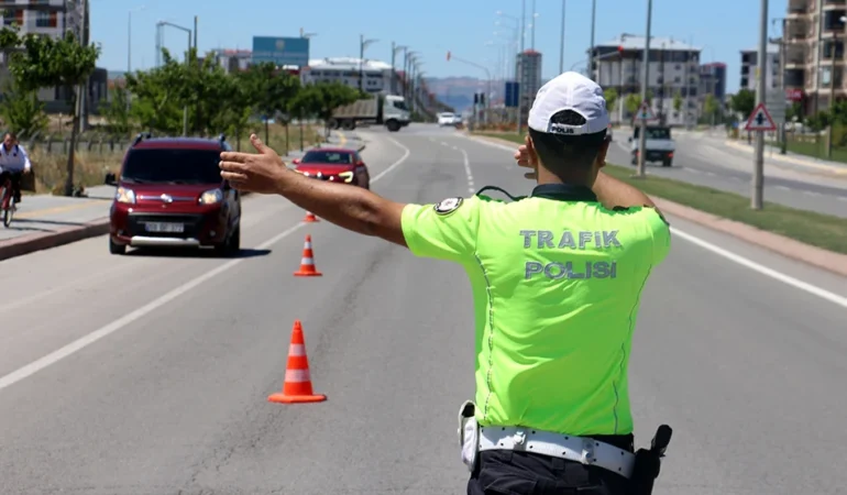 Resmi Gazete’de yayımlandı, cezalar katlandı: İşte 2026 yılı kalem kalem yeni trafik cezaları listesi