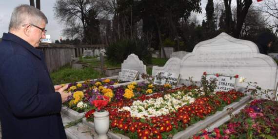 Davutoğlu’ndan Erbakan’ın 15. vefat yıl dönümünde kabri başında anma: Siyaseti ilke ve ahlak zeminine oturttu