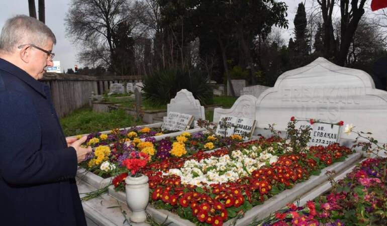 Davutoğlu’ndan Erbakan’ın 15. vefat yıl dönümünde kabri başında anma: Siyaseti ilke ve ahlak zeminine oturttu