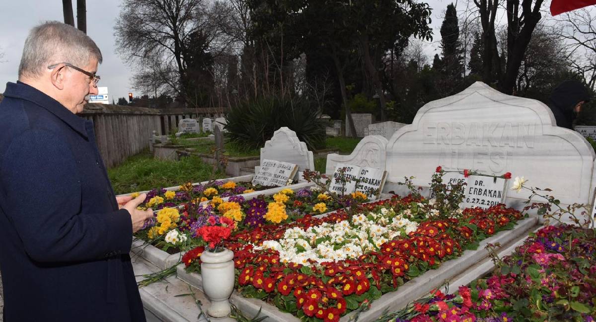 Davutoğlu’ndan Erbakan’ın 15. vefat yıl dönümünde kabri başında anma: Siyaseti ilke ve ahlak zeminine oturttu