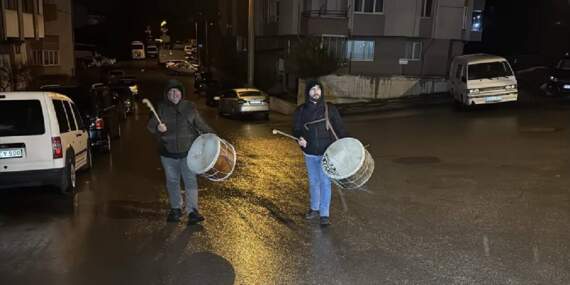 Geleneksel mesleği baba-oğul yaşatıyor: Dede mesleğiyle Ramazanı canlandırıyorlar