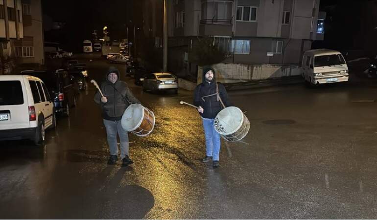 Geleneksel mesleği baba-oğul yaşatıyor: Dede mesleğiyle Ramazanı canlandırıyorlar