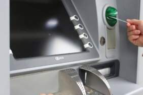 ATM’den kartınızı alırken elinizi çabuk tutun! 15 saniyede bir anda elinizden kayıp gidebilir