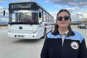 Hem bakımını yapıyor, hem de direksiyon sallıyor! 4 çocuk annesi 3 yıldır yolcu taşıyor