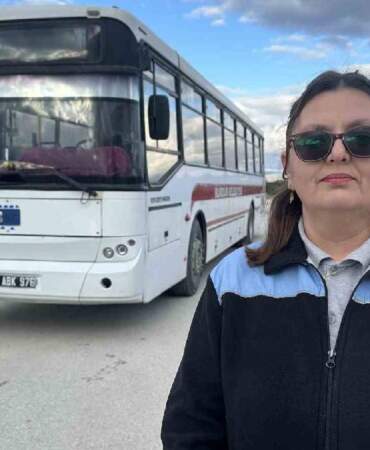 Hem bakımını yapıyor, hem de direksiyon sallıyor! 4 çocuk annesi 3 yıldır yolcu taşıyor