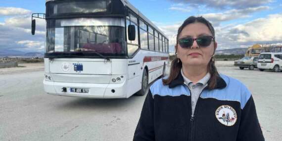 Hem bakımını yapıyor, hem de direksiyon sallıyor! 4 çocuk annesi 3 yıldır yolcu taşıyor