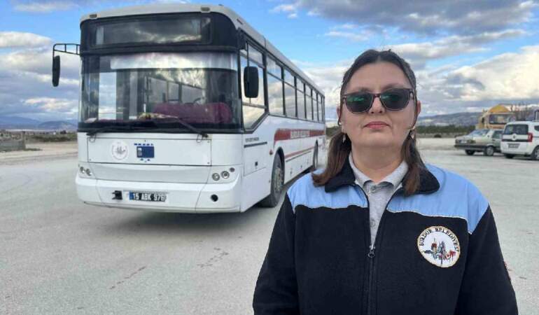 Hem bakımını yapıyor, hem de direksiyon sallıyor! 4 çocuk annesi 3 yıldır yolcu taşıyor