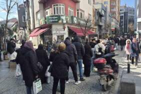 İndirimi duyan koştu, kuyruk metrelerce uzadı! İndirimli ürün için saatlerce beklediler