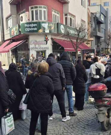 İndirimi duyan koştu, kuyruk metrelerce uzadı! İndirimli ürün için saatlerce beklediler