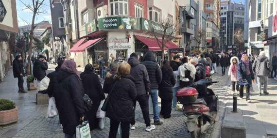 İndirimi duyan koştu, kuyruk metrelerce uzadı! İndirimli ürün için saatlerce beklediler