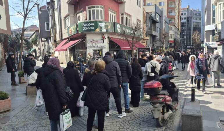 İndirimi duyan koştu, kuyruk metrelerce uzadı! İndirimli ürün için saatlerce beklediler