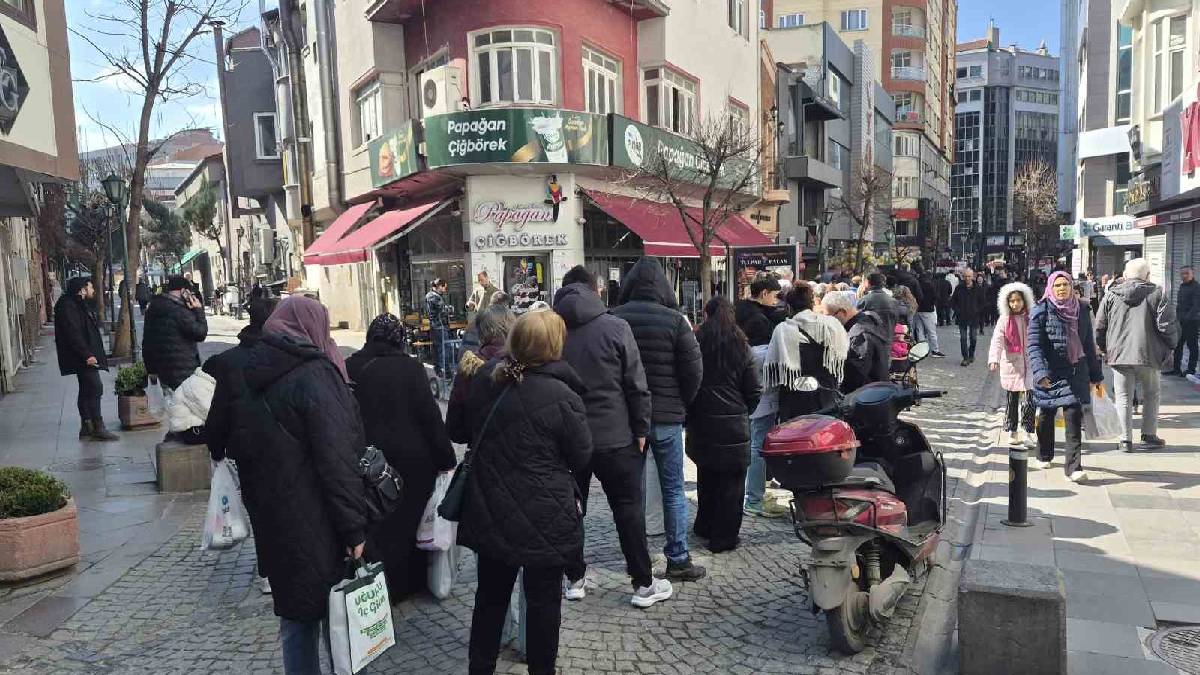 İndirimi duyan koştu, kuyruk metrelerce uzadı! İndirimli ürün için saatlerce beklediler