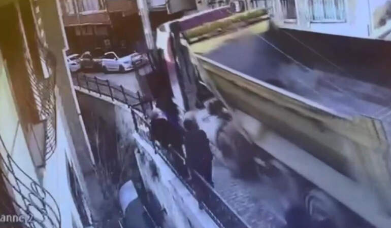 Kağıthane’de feci kaza! Hafriyat kamyonu yokuştan kaydı, şoför hayatını kaybetti