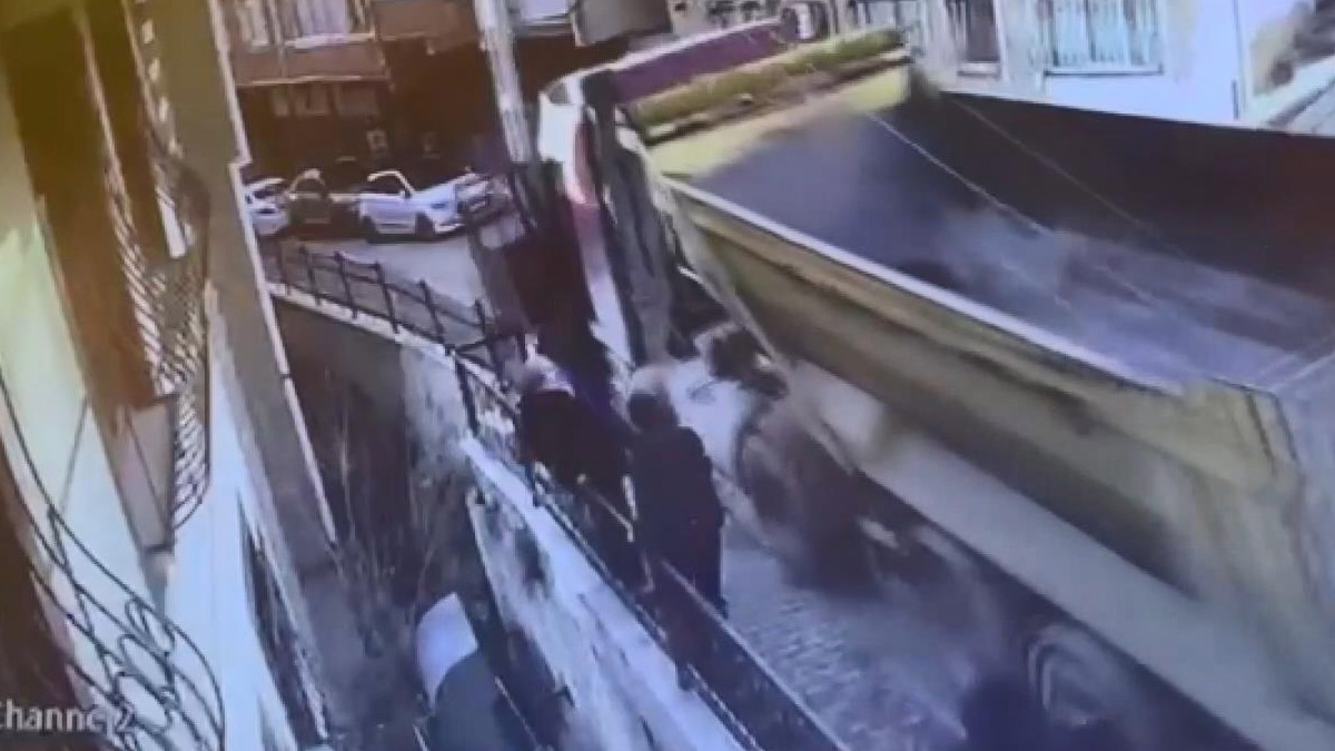 Kağıthane’de feci kaza! Hafriyat kamyonu yokuştan kaydı, şoför hayatını kaybetti