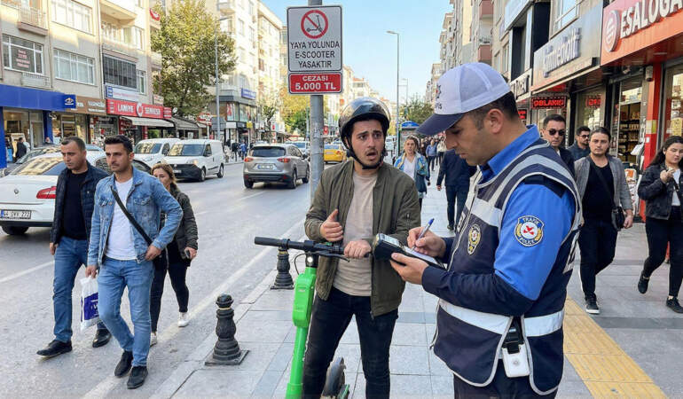 Yaya yolu ve kaldırımda e-scooter sürmek yasak mı, cezası ne kadar? Anında 5.000 TL ceza kesiliyor