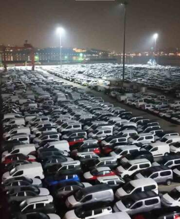 Haydarpaşa Limanı’nda gece mesaisi: 2026 model araçlar limana indirildi