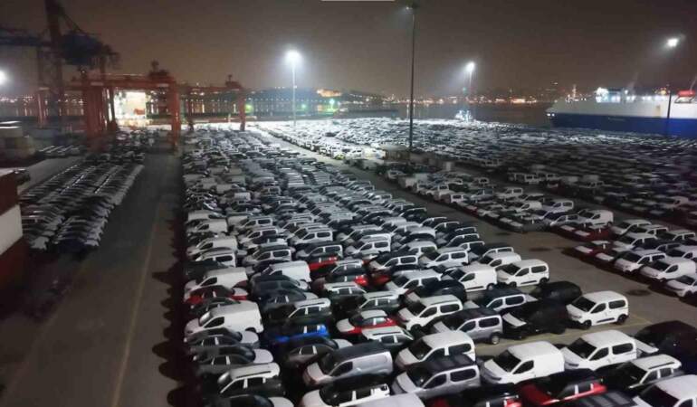 Haydarpaşa Limanı’nda gece mesaisi: 2026 model araçlar limana indirildi